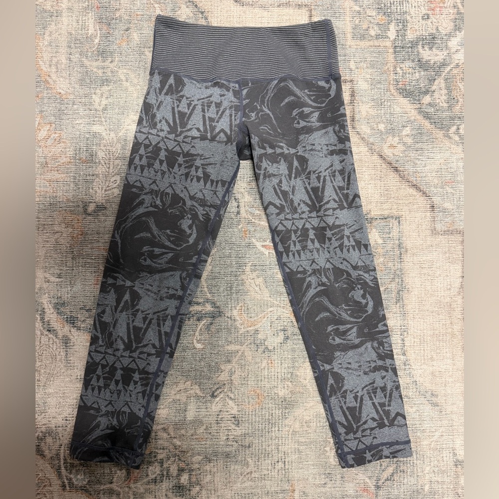 Vuori women's Xsmall  Gray Geometric Leggings cropped